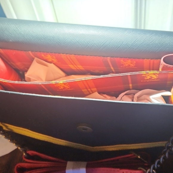 Loungefly Harry Potter Gryffindor Crossbody Chain Strap Purse Pocketbook NWT - Picture 7 of 9